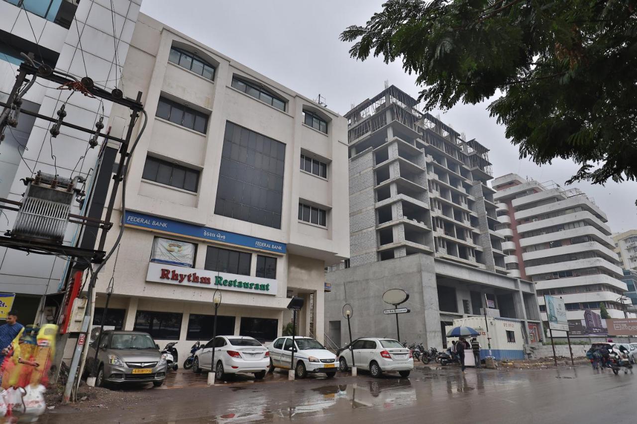 Capital O 1338 Hotel Harmony Rajkot Buitenkant foto
