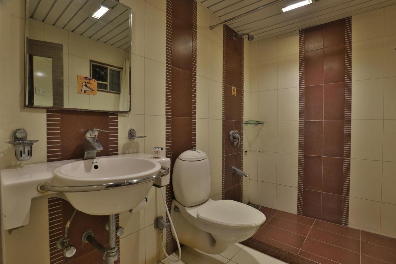 Capital O 1338 Hotel Harmony Rajkot Buitenkant foto